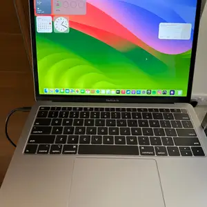 Portada de Macbook air 2019 con referencia a 110402