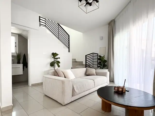 Portada de 2-bedroom maisonette to rent con referencia a 110381
